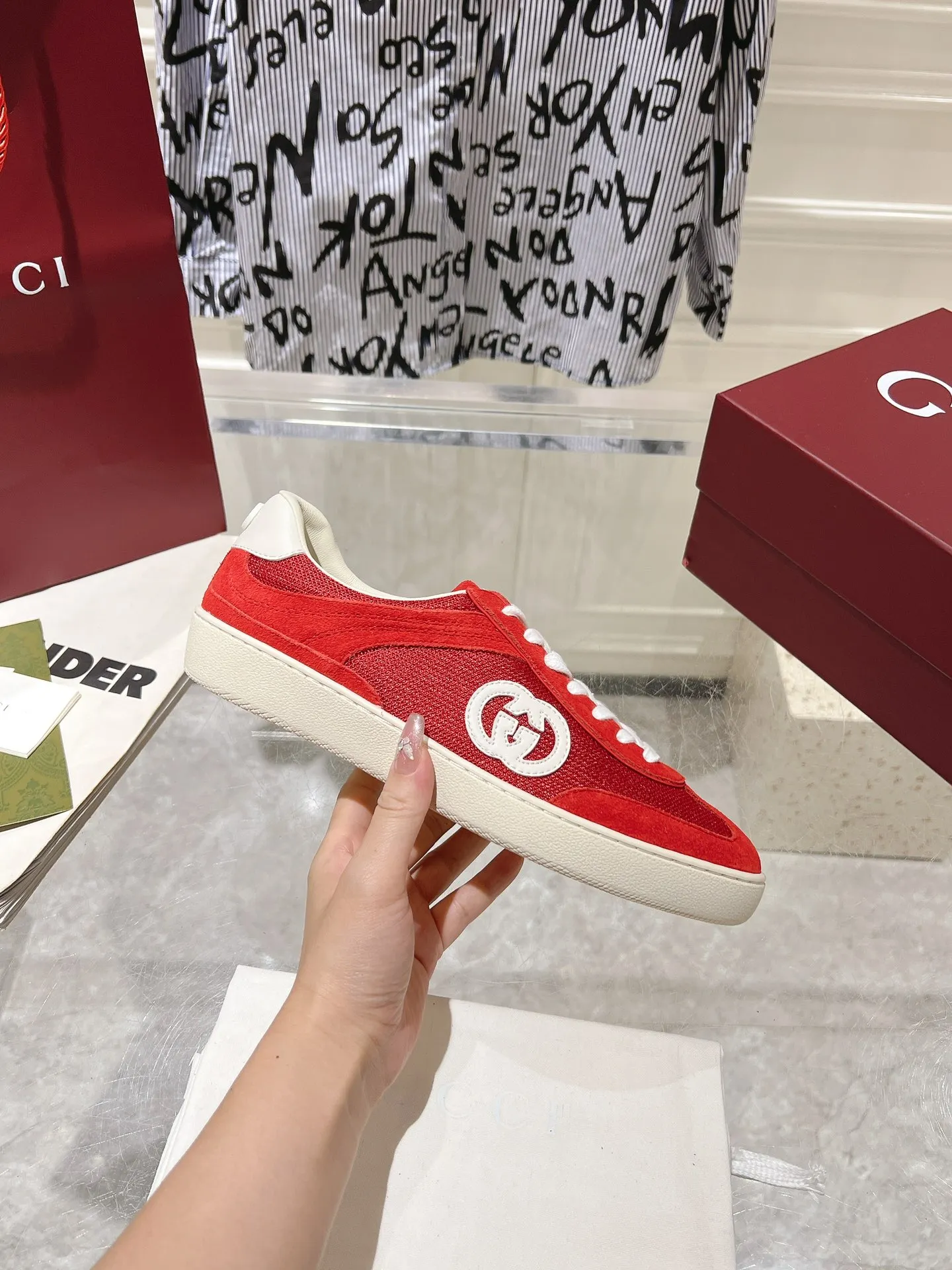 👟👟Ex-factory price 540👟👟Men's size +10 New upgraded version🔥Gucci 2024 new white shoes casual shoes hot recommendation, original TPU soles, original fabrics, original sheepskin lining sheepskin feet🔥Original cover craftsmanship is reproduced one to one! The pursuit of ultimate comfort! 🔥🔥 [Love] Fabric: Imported cow suede + mesh [Love] Packing: Counter-matched red shoe box ➕ Aviation airplane box [Love] Code number: 35-45